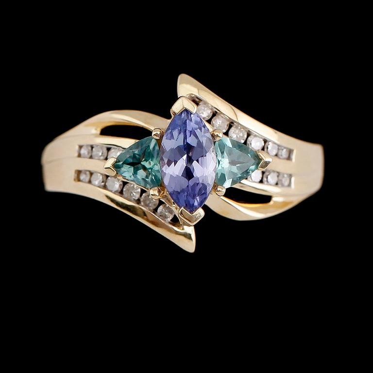 RING, 10 k guld, tanzaniter, peridoter och briljantslipade diamanter. Vikt ca 3,8 g.