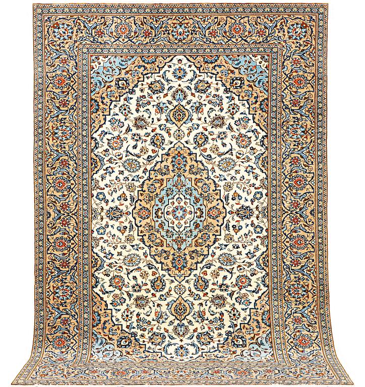 A Kashan carpet, a. 306 x 197 cm.