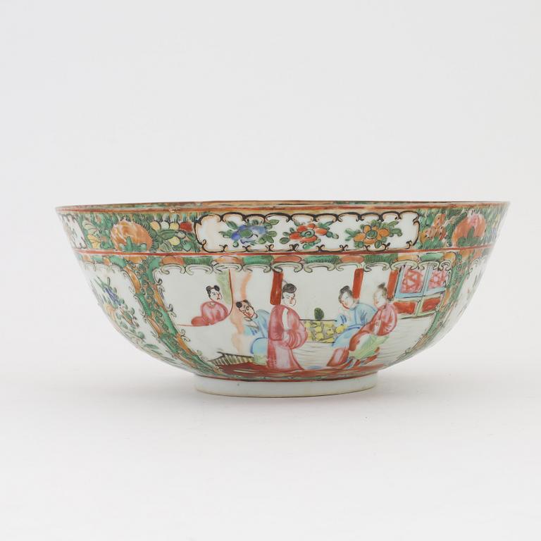 A Chinese porcelain bowl, Canton, second 19th/20th Century.