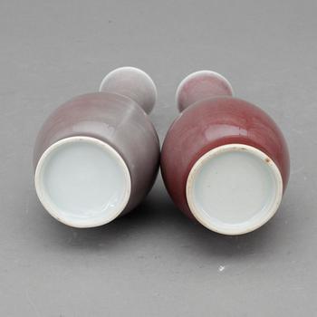 VASER, 2 st snarlika, porslin, Kina, 1800-tal.