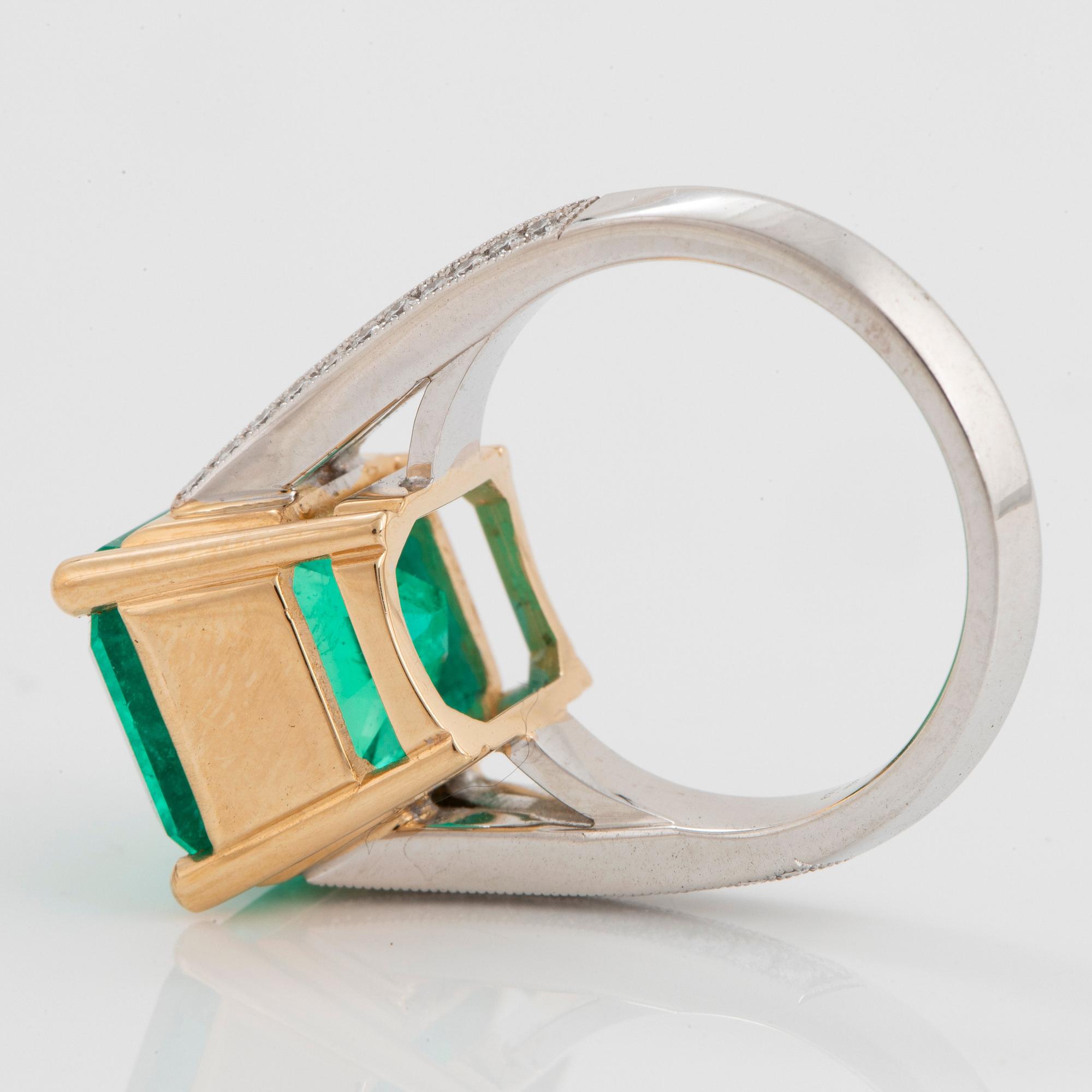 An 18K gold ring set with a Colombian emerald 8.10 cts.