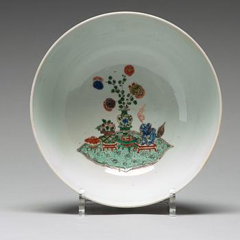 A famille verte bowl, Qing dynasty, Kangxi (1662-1722).