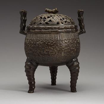 A bronze tripod censer with cover, late Qing dynasty (1644-1912).