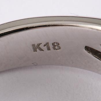 RING, 18k vitguld med 56 briljantslipade diamanter, totalt 1.69 ct. Vikt 7 g.