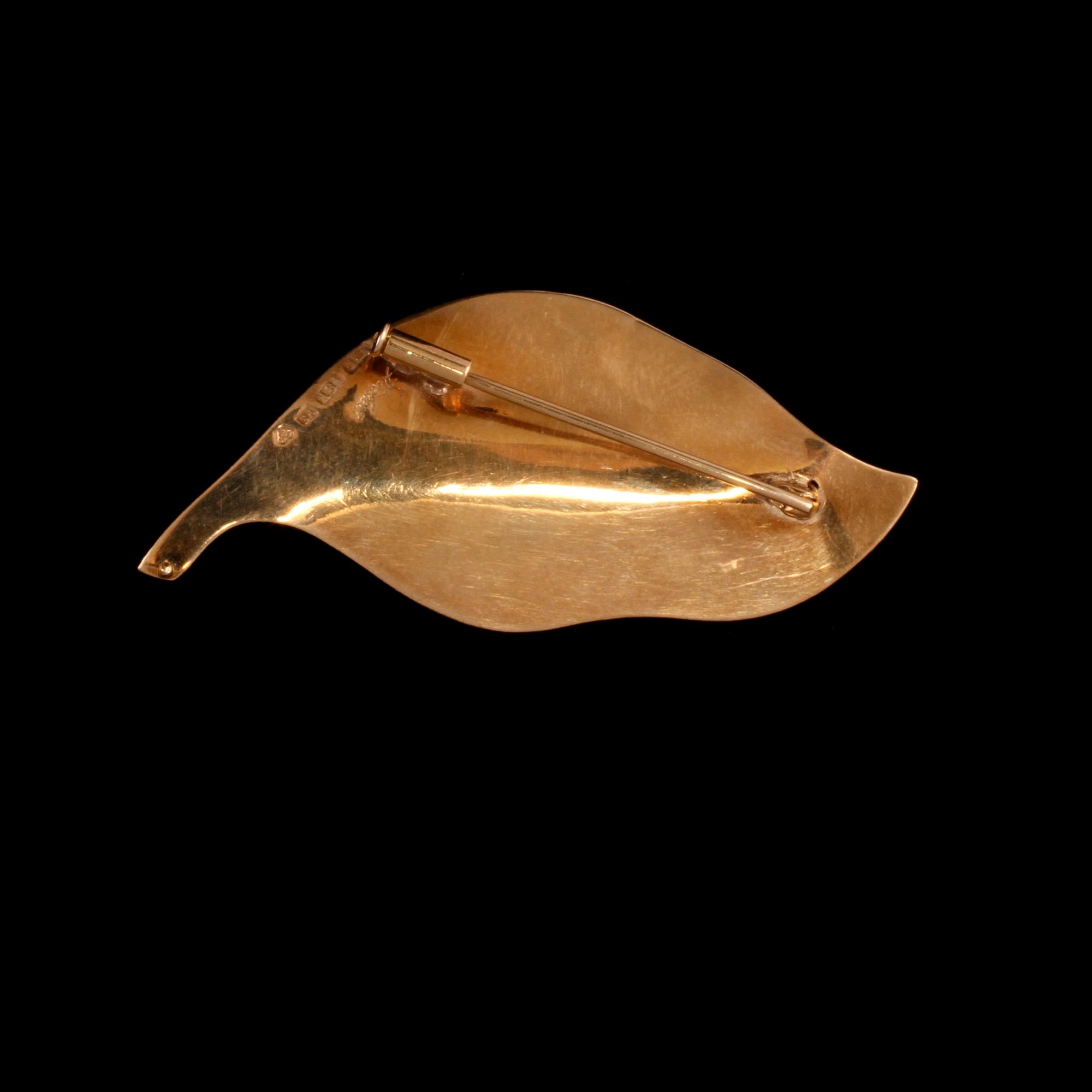 BROSCH, 18k guld med små pärlor, Stigbert, Stockholm, 1958. Vikt 4 g.