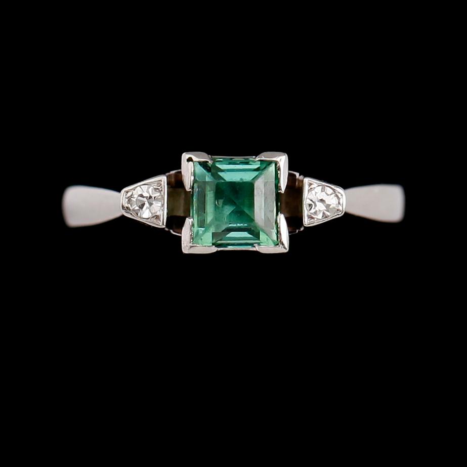 RING, 18 vitguld, grön sten och 2 briljantslipade diamanter 0.04 ct. Total vikt ca 3 g.