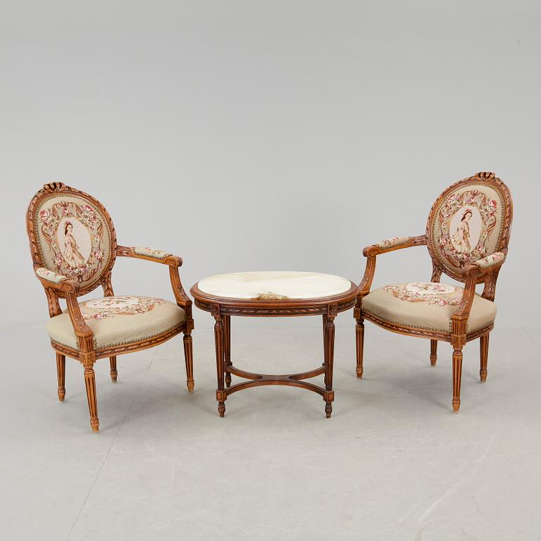 KARMSTOLAR, ett par, samt BORD, gustaviansk stil, 1900-talets första hälft.