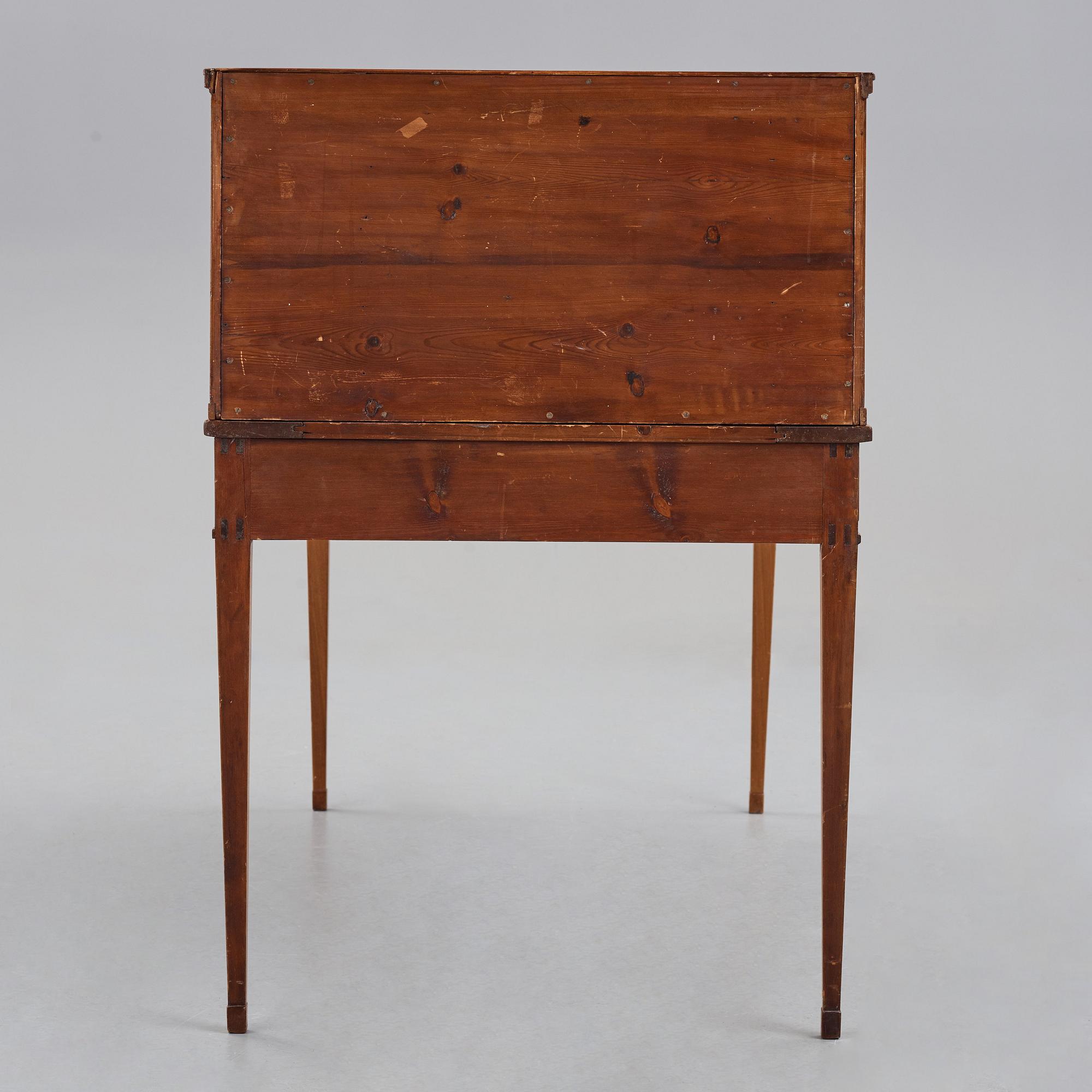 SKRIVBORD MED UPPSATS, Stockholmsarbete 1700-talets slut, Sengustavianskt.