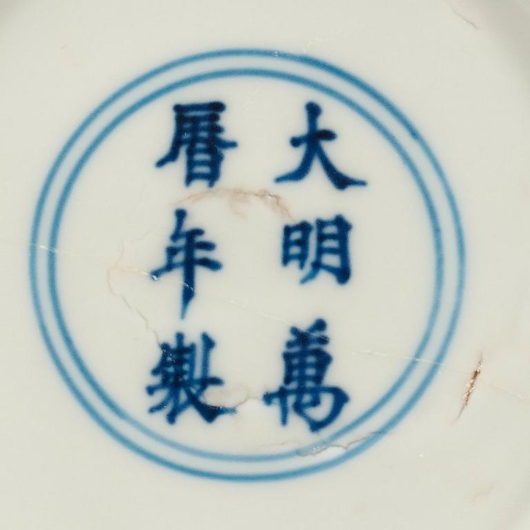 A wucai dish, Ming dynasty, with Wanlis six character mark and period (1573-1620).