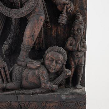 Dekorelement / relief, snidat trä, Indien, omkring 1900.