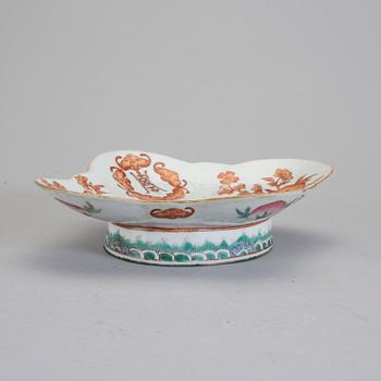 TAZZA / SKÅL PÅ FOT, porslin, Kina, 1800-talets slut.