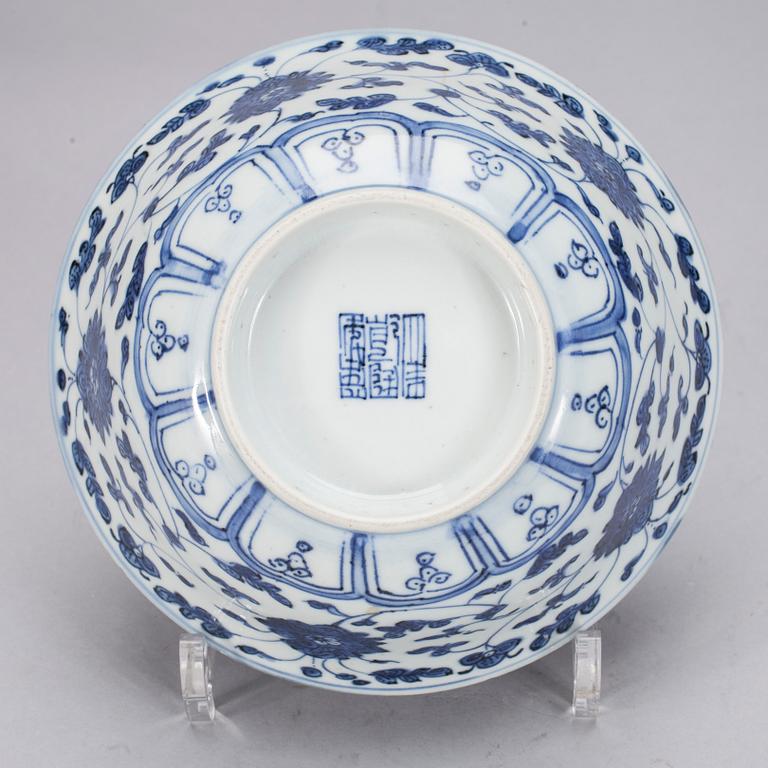 KRUKOR, 3 st och SKÅL, porslin, Kina 1800-talets slut.