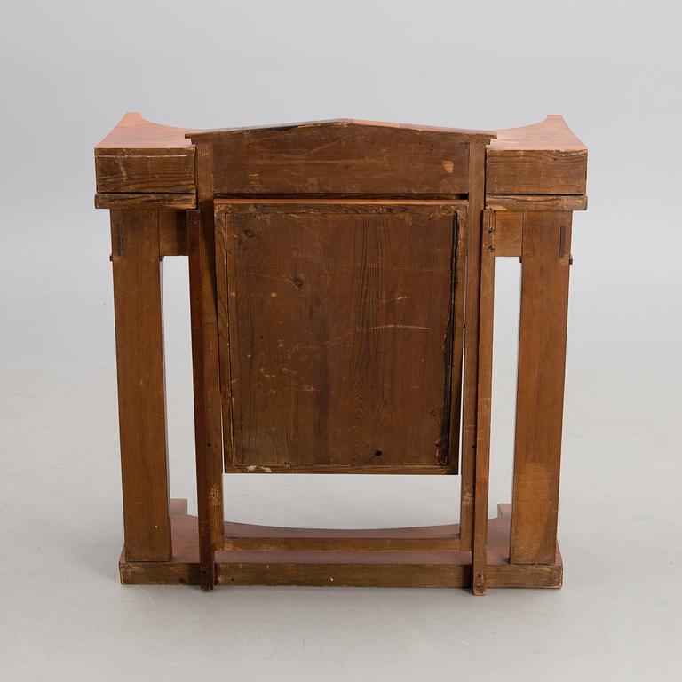 A 1820-1840s dressing table.