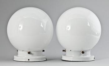 TAKLAMPOR, ett par, metall och glas, 1900-talets första hälft. H 28.