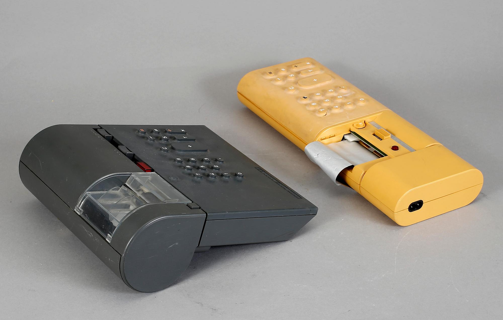 RÄKNEMASKINER, 2 st, Mario Bellini, Olivetti, 1900-talets sista kvartal.