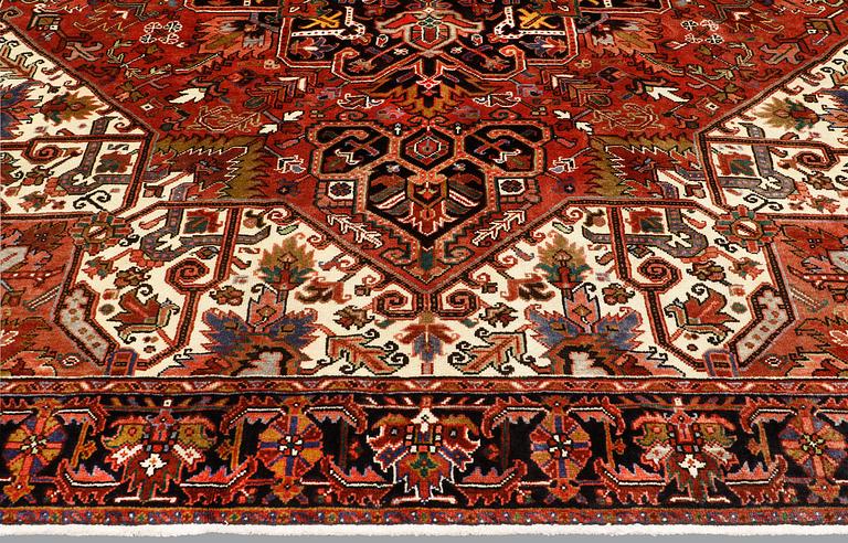 A Heriz/Gorovan carpet, ca 338 x 273 cm.