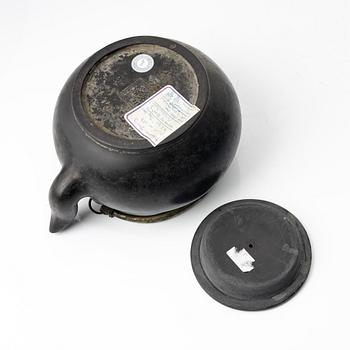 A dark yixing teapot, late Qing dynasty / early 20th century.