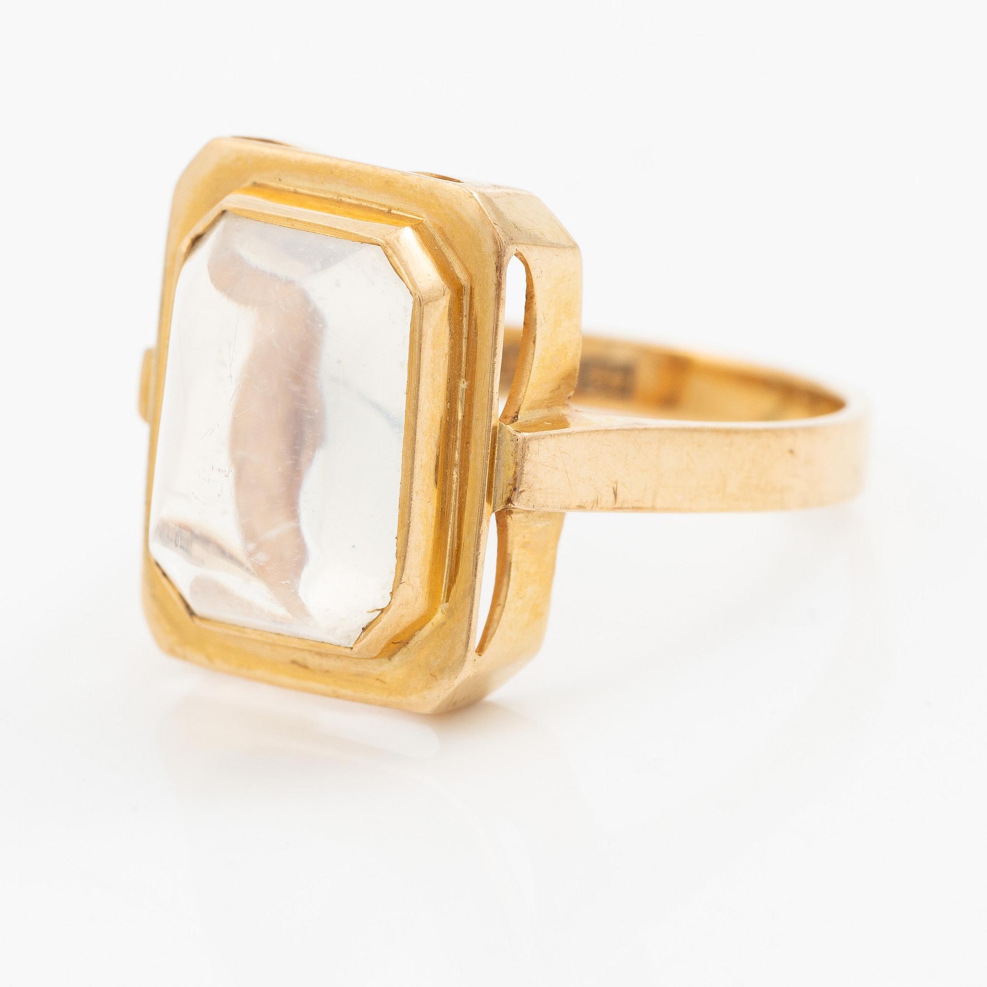 Ring 18K guld med en cabochonslipad månsten.