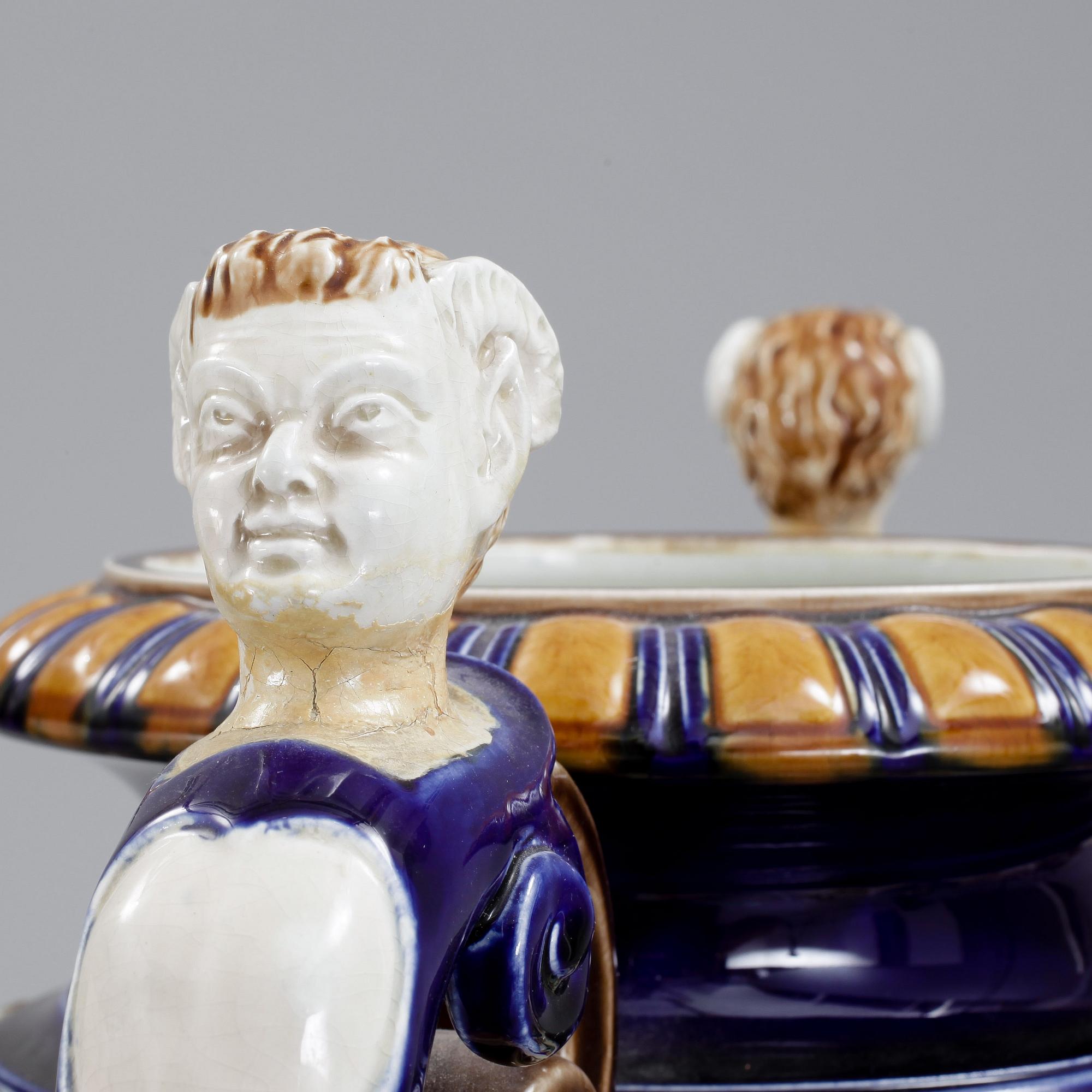 PIEDESTAL MED URNA, majolika. Rörstrand. 1800-talets slut.