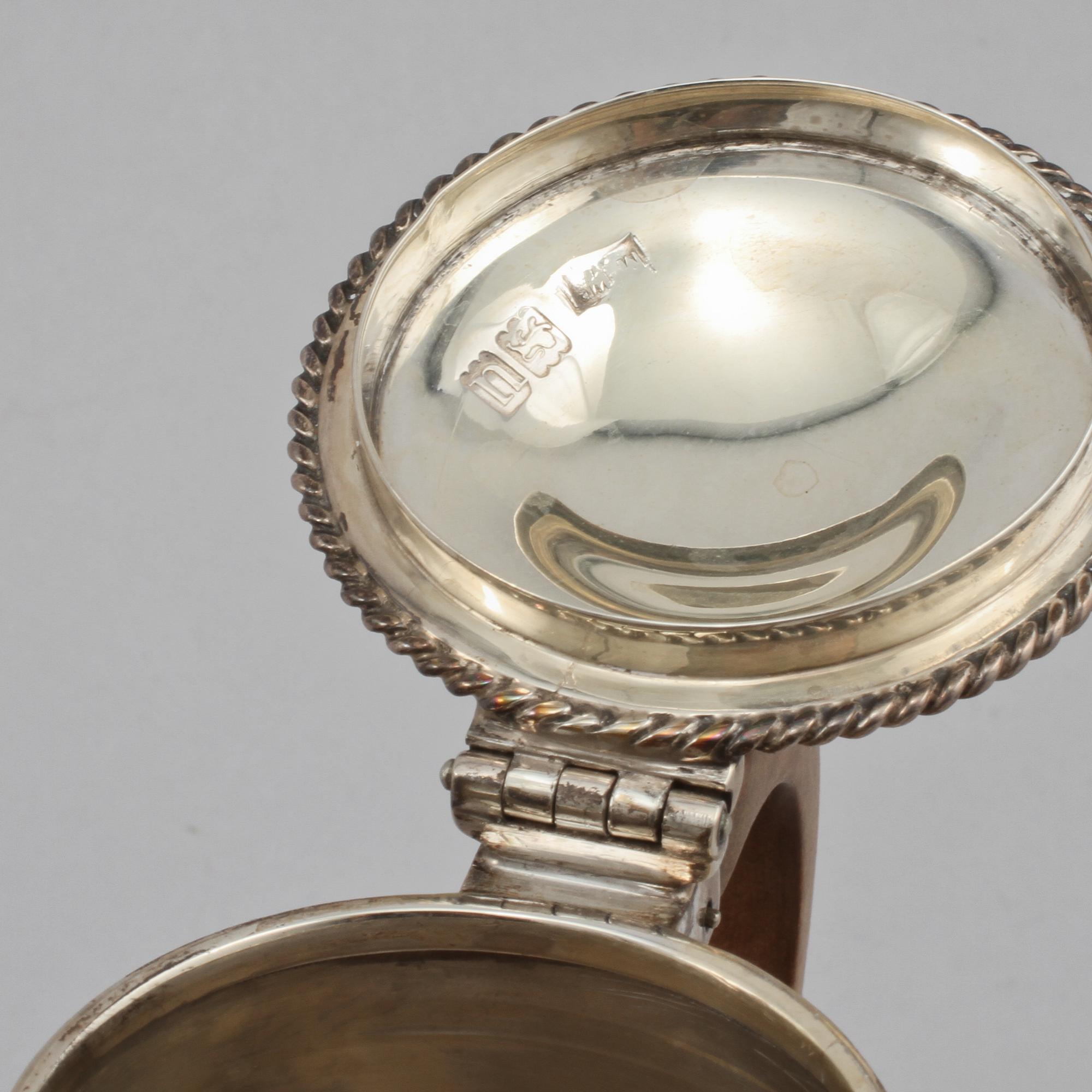 KANNOR, ett par, silver, Mappin & Webb, London, England, 1915, vikt 505 gram.