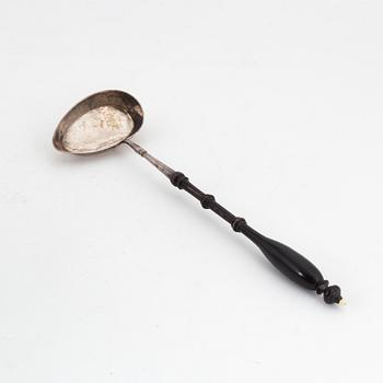 Terrin med lock, porslin, 'Musselmalet', Kunglig Dansk, Danmark, 1900-tal och Soppslev, silver, Sverige, 1861.