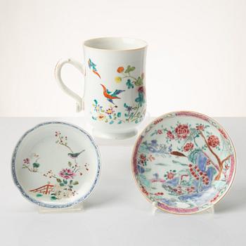 Mugg samt två fat, porslin, Kina, 1700-tal.