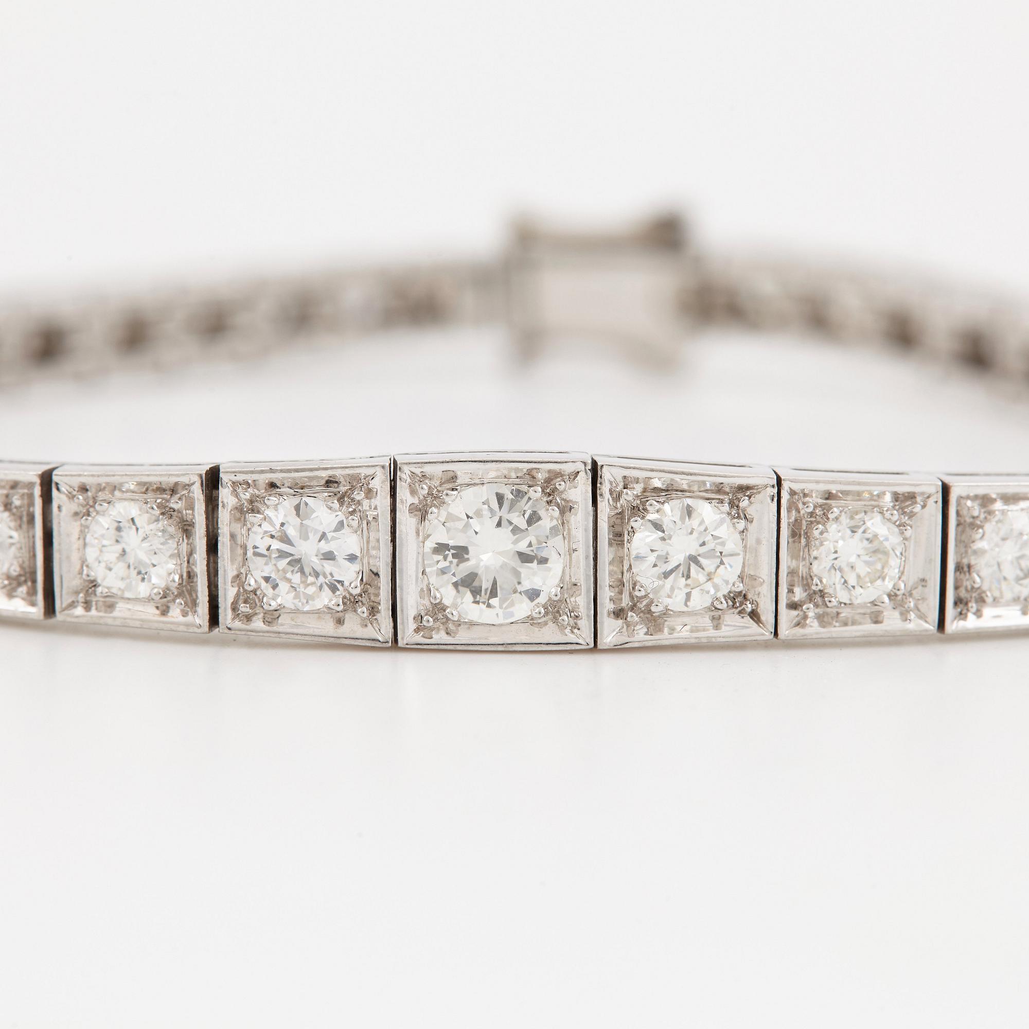 A platinum bracelet set with round brilliant-cut diamonds with a total weight of ca 3.75 cts.