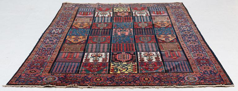 Carpet, Bakhtiari. approx. 333 x 210 cm.