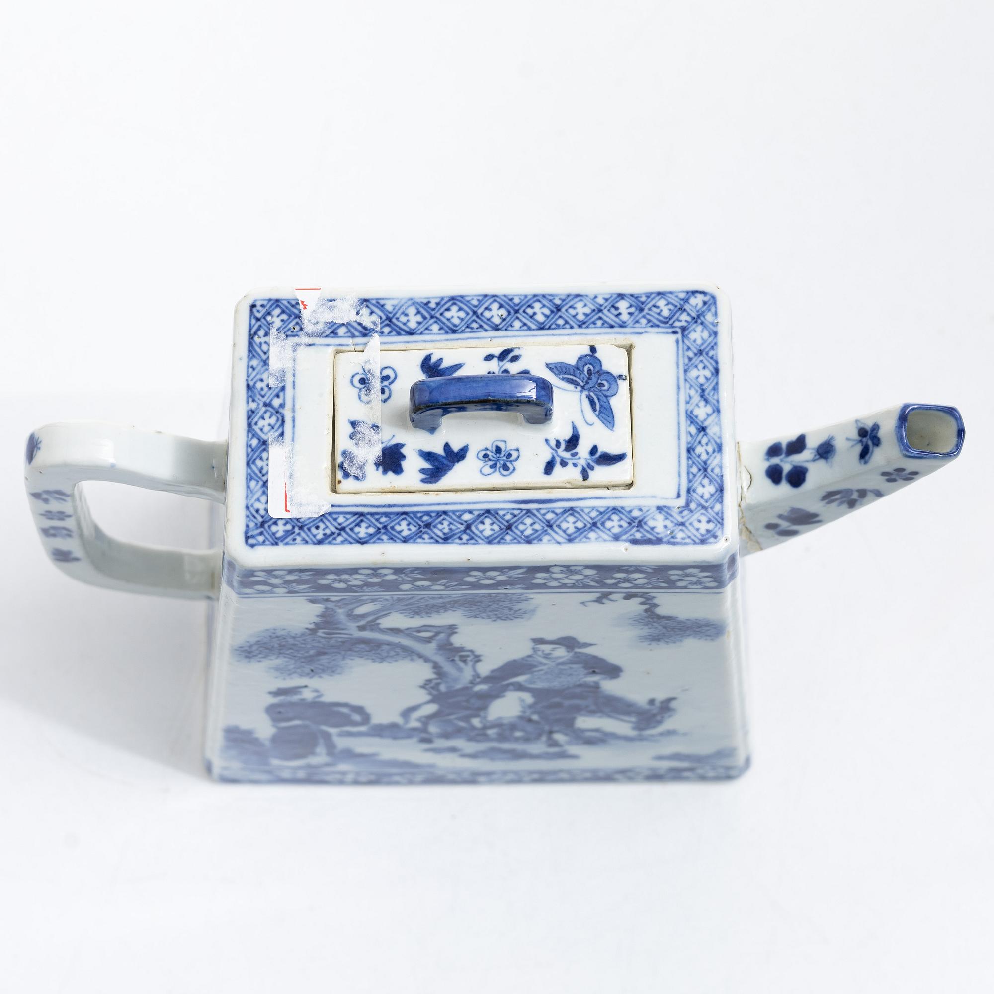 A large blue and white tea pot with cover, Qing dynasty, 19th century.