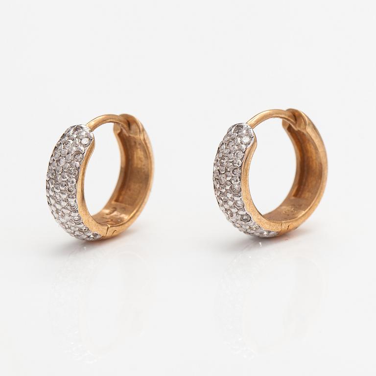 A pair of 14K gold earrings with diamonds ca. 0.30 ct in total.