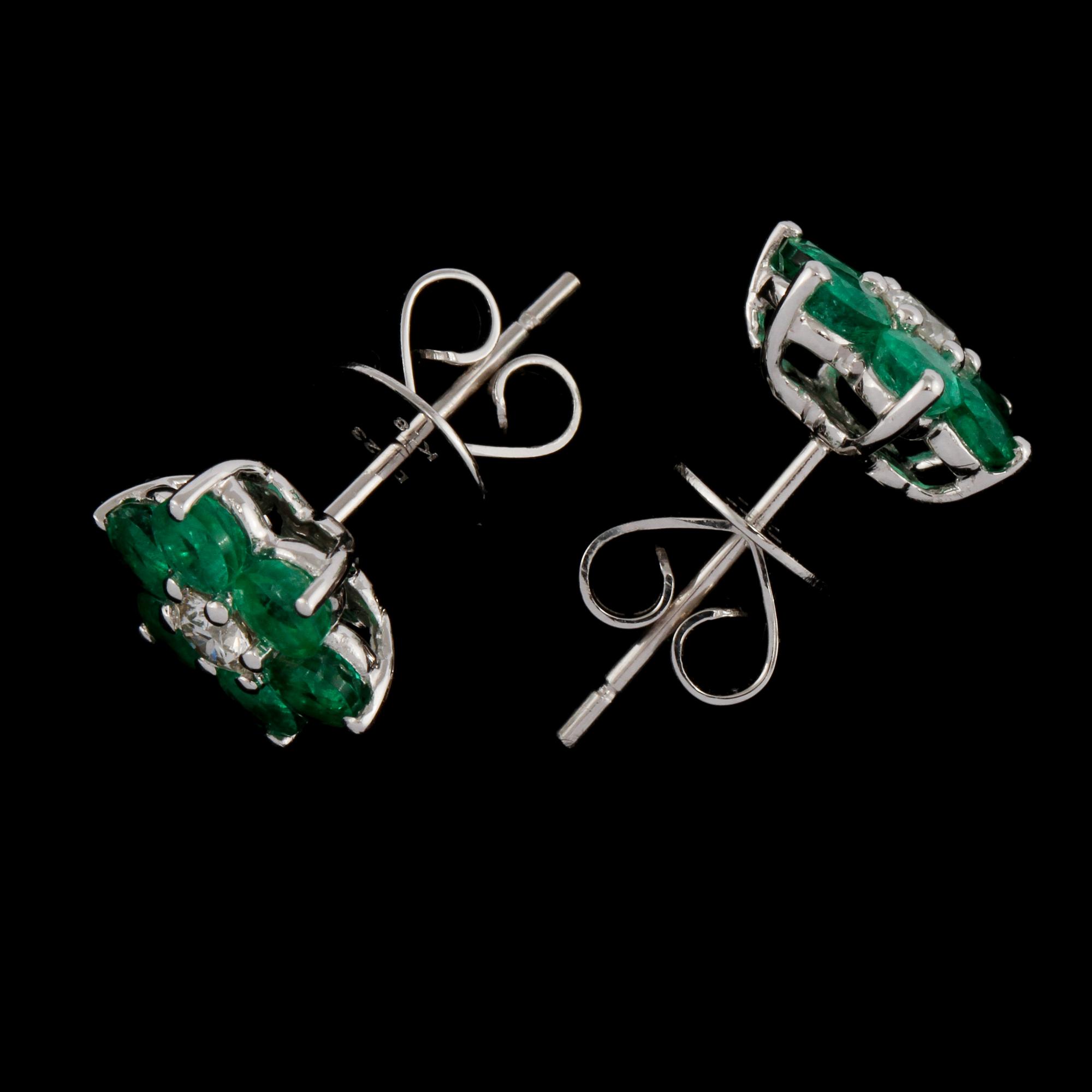 ÖRHÄNGEN, ett par, 18k vitguld med 2 briljantslipade diamanter, 0.23 ct och 12 smaragder, totalt 1.68 ct. Vikt 3 g.