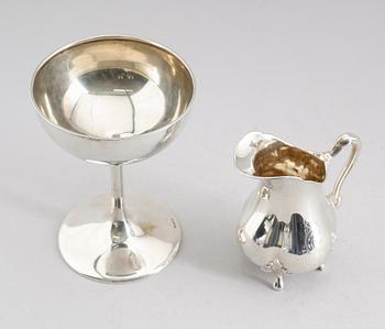 SKÅL PÅ FOT OCH GRÄDDKANNA, silver. Total vikt 365 g.