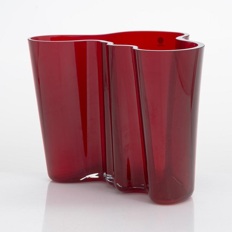 Alvar Aalto, a '3030' glas vase signed Alvar Aalto Iittala.