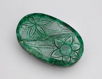 NATURLIG SMARAGD, ovalt slipad, oinfattad. 3953ct enl cert från International Gemological Laboratories and Institute.