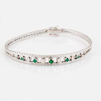 ARMBAND vitguld med diamanter och smaragder.