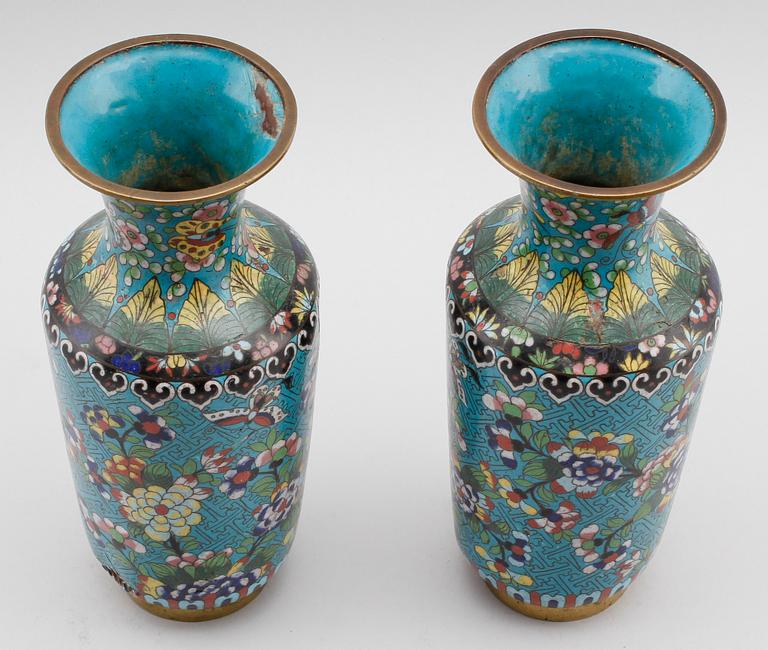VASER, 1 par, cloisonné, Kina, 1900-talets första hälft.