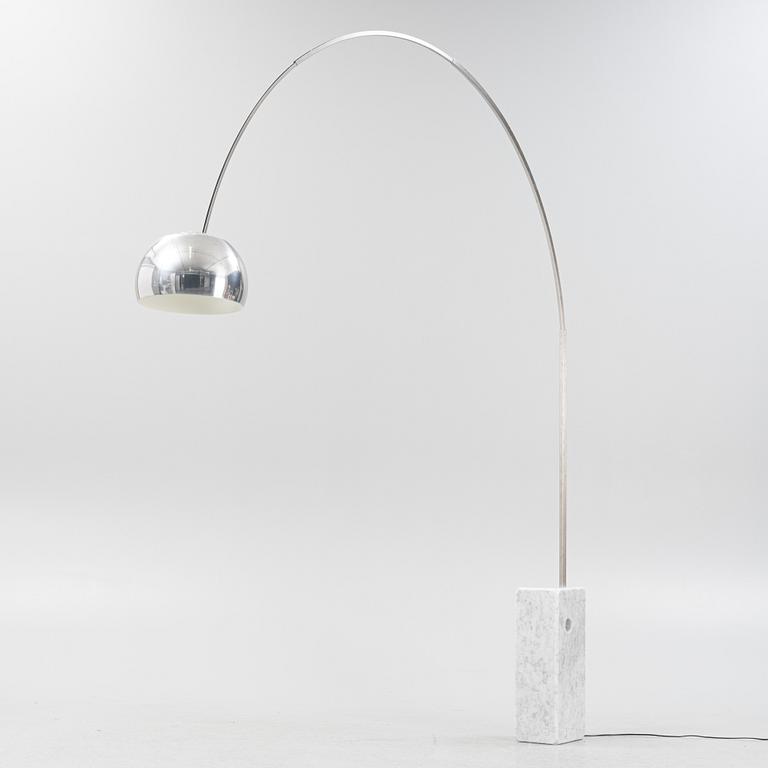 Achille & Pier Castiglioni, golvlampa, "Arco" för Flos, Italien 1900-talets slut.