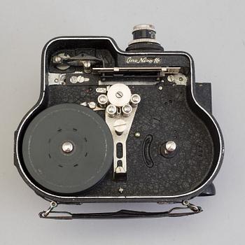 A Cine Nizo film camera no 325377 from 1927-1930 with Cassar 1: 2,9 f =2 cm.