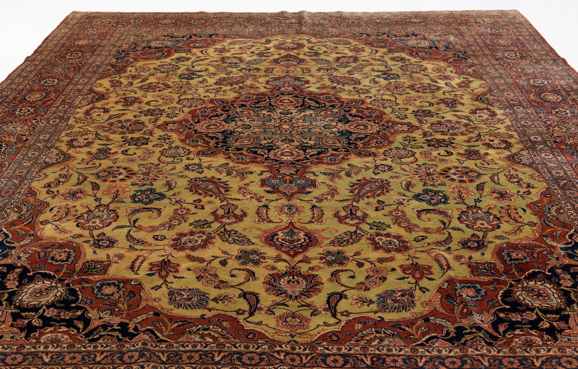A semi-antique Kashan carpet, ca 426 x 305 cm.