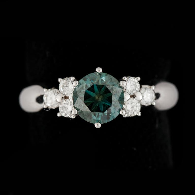 RING, 18k vitguld med färgad blågrön briljantslipad diamant ca1,17ct samt mindre diamanter tot ca0,28ct. Vikt ca5,4g.