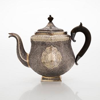 Teekalusto, 3 osaa, hopeaa, osittain kullattu, suomalaiset tarkastusleimat 1967.