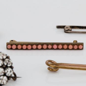 BROSCHER, 6 st, silver och gulmetall.