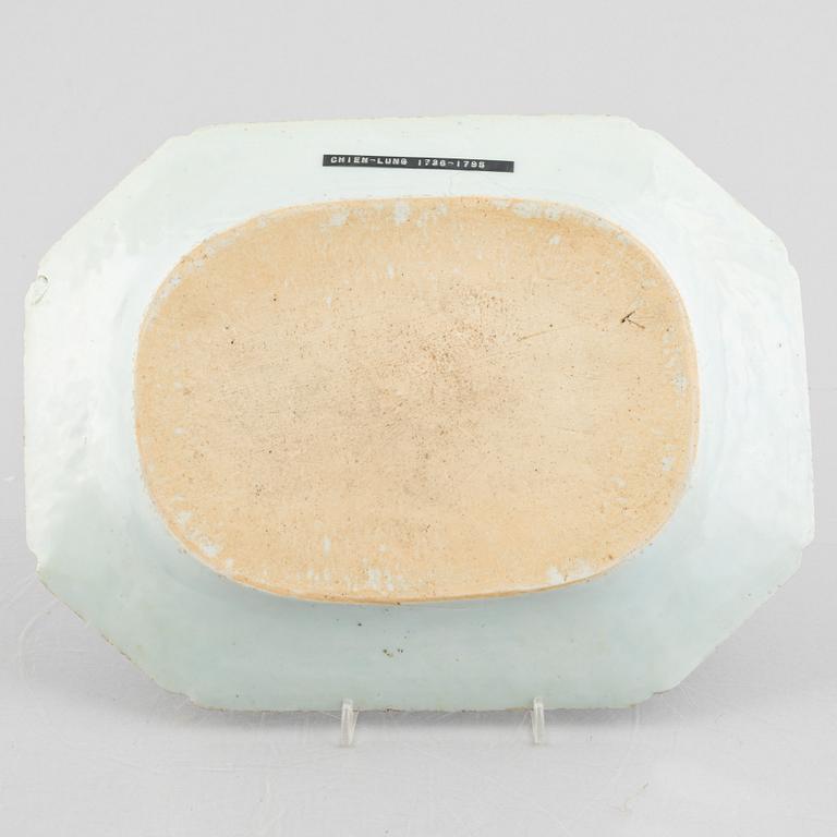 Stekfat, 2 st, samt smörterrin med lock och fat, kompaniporslin, Kina, Qianlong (1736-95).