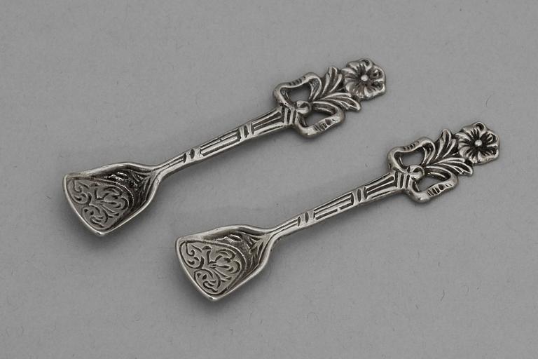 SALTKAR, ett par, silver och glas, otydl stplr, trol Stockholm 1786. Tot vikt exkl insats 95 g.