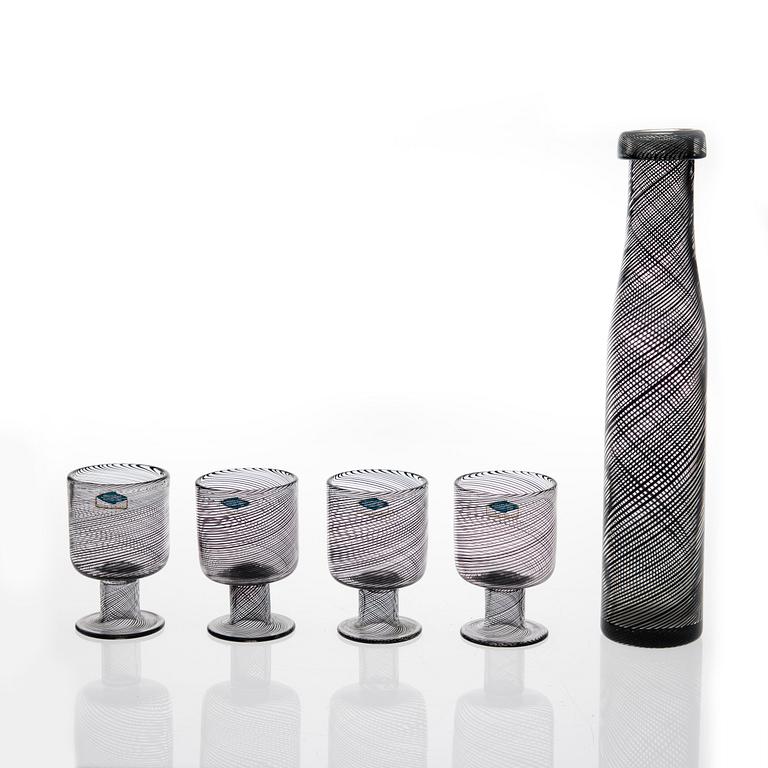 KAJ FRANCK, FLASKA OCH FYRA POKALER. Sign. K. Franck, Nuutajärvi Notsjö -63/64.