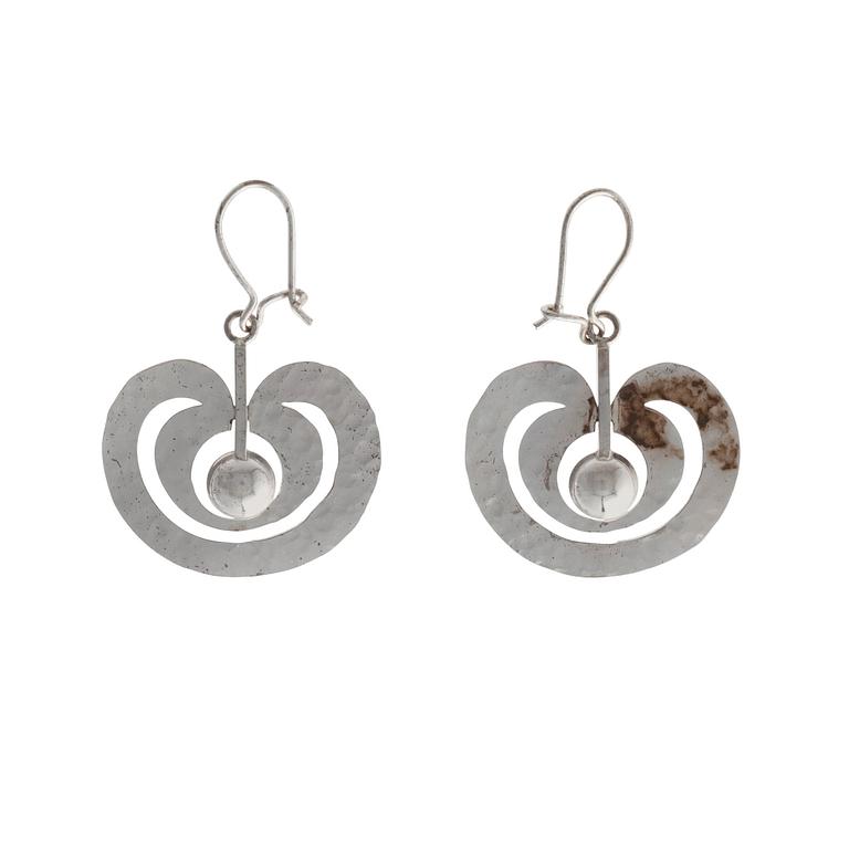 Tapio Wirkkala, A PAIR OF EARRINGS, sterling silver, "Apple" Kultakeskus, sign. TW.