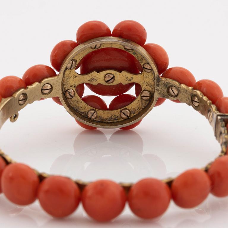 Set, bangle, necklace and brooch, coral.