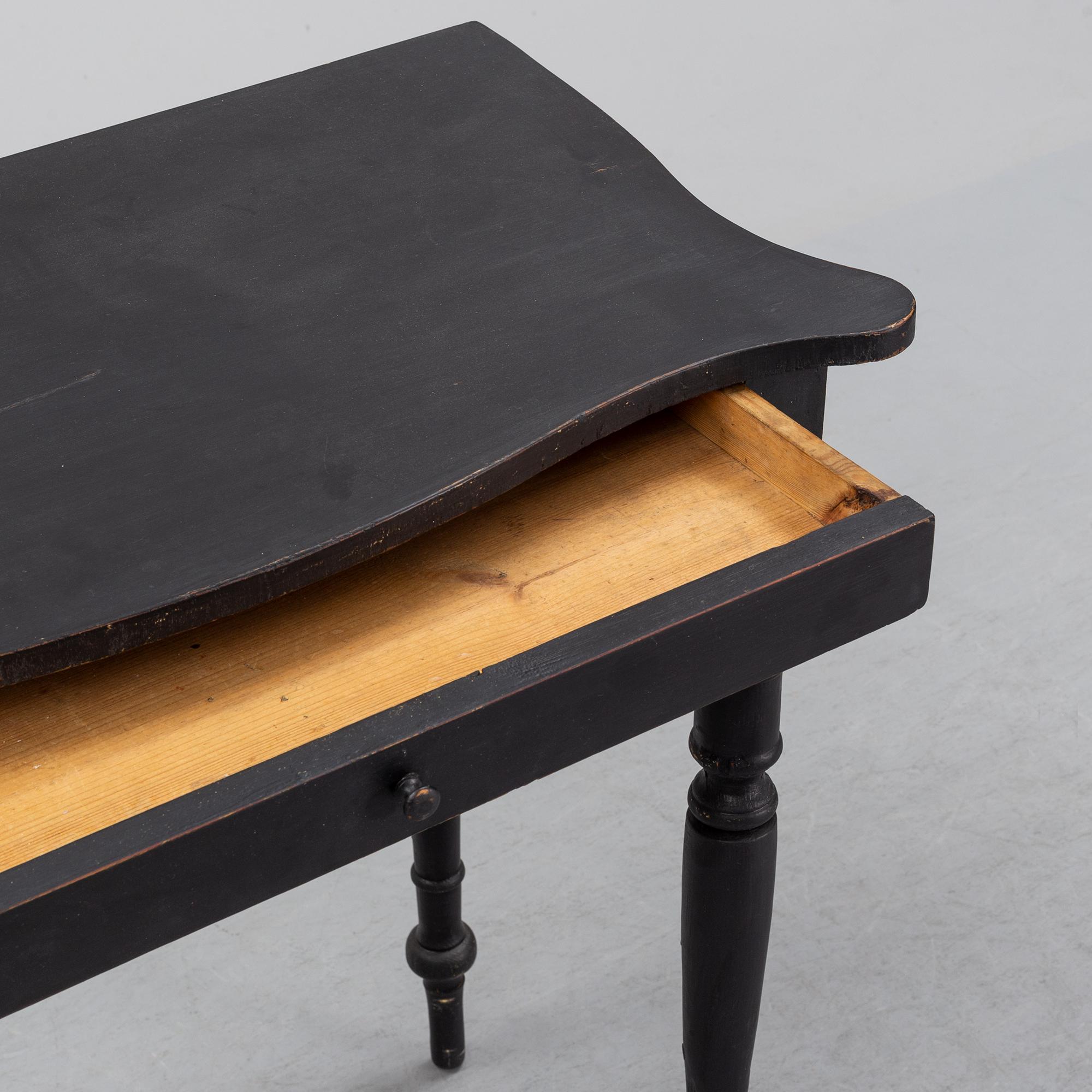 A painted pine table, second half of the 20th Century.