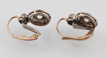 ÖRHÄNGEN, 14K guld och silver med 4 äldre briljantslipade diamanter. Vikt 4,4 gram.
