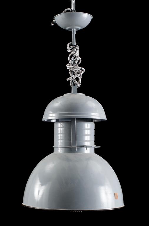 TAKLAMPA, industristil, 2000-tal. H ca 70 inkl hänganordning.